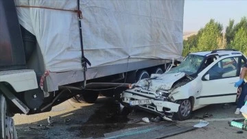 Konya'da kamyona &ccedil;arpan otomobildeki 4 kişi &ouml;ld&uuml;