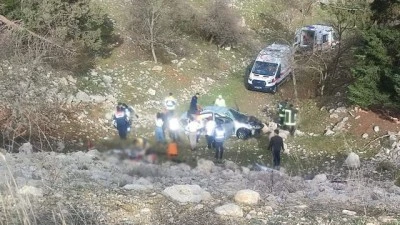 Konya'da u&ccedil;uruma devrilen otomobildeki 2 kişi &ouml;ld&uuml;, 3 kişi yaralandı