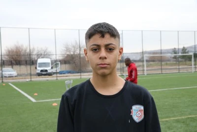 Kopan parmaklarının &uuml;z&uuml;nt&uuml;s&uuml;n&uuml; futbolla unutmaya &ccedil;alışıyor