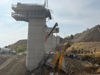 K&ouml;pr&uuml; inşaatında iskelenin &ccedil;&ouml;kmesi sonucu 3 iş&ccedil;i &ouml;ld&uuml;, 2 iş&ccedil;i yaralandı