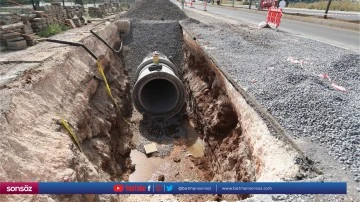 K&ouml;pr&uuml;l&uuml; kavşakta altyapı sorunu &ccedil;&ouml;z&uuml;l&uuml;yor