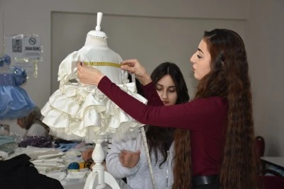 KOSGEB'ten aldığı destekle &ccedil;ocuk kıyafetleri &uuml;retiyor
