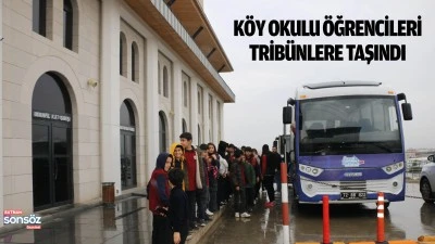 K&ouml;y okulu &ouml;ğrencileri, trib&uuml;nlere taşındı