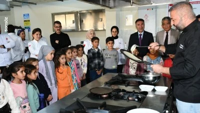 K&ouml;y okulu &ouml;ğrencileri y&uuml;ksek okulda krep yaptı