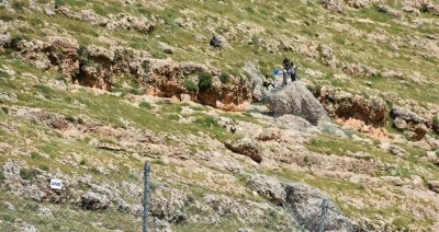 K&ouml;y sakinlerini korumak i&ccedil;in kayalık yama&ccedil;lar &ccedil;elik ağlarla &ouml;r&uuml;l&uuml;yor