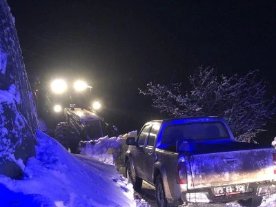 K&ouml;yde mahsur kalan hasta &ccedil;ocuk hastaneye ulaştırıldı