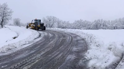 Kulp&rsquo;ta kar nedeniyle kapanan kırsal mahalle yolları ulaşıma a&ccedil;ılıyor