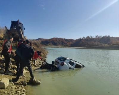 Kulp'ta sulama g&ouml;letine d&uuml;şen ara&ccedil; 2 saatlik &ccedil;alışmayla kurtarıldı