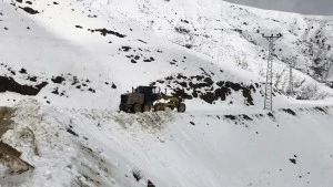 Kulp'un kırsal mahalle yollarında kar temizliği