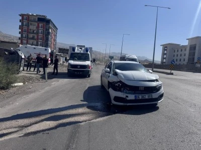  K&uuml;lt&uuml;r ve Turizm İl M&uuml;d&uuml;r&uuml; Celal Baz ile 5 kişi trafik kazasında yaralandı 