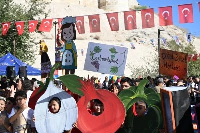 K&uuml;lt&uuml;r Yolu Festivali kortej y&uuml;r&uuml;y&uuml;ş&uuml;yle başladı