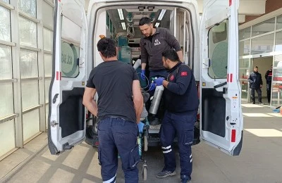 Kum y&uuml;kl&uuml; kamyon park halindeki tırlara &ccedil;arptı