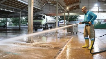 Kurban kesim yerleri ila&ccedil;lı suyla yıkanıyor