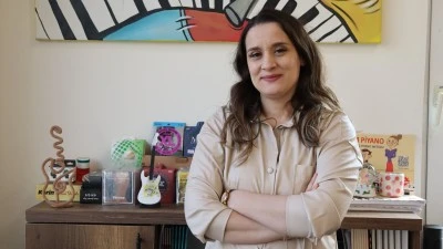 Kurduğu at&ouml;lyede hem eğitim veriyor hem de istihdam sağlıyor