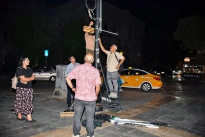 K&uuml;rt şairlerin dizeleri Diyarbakır sokaklarını s&uuml;slemeye devam ediyor