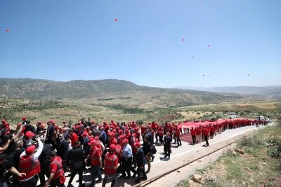 Kurtulmuş, Gabar Dağı'nda gen&ccedil;lerle kortej y&uuml;r&uuml;y&uuml;ş&uuml;ne katıldı