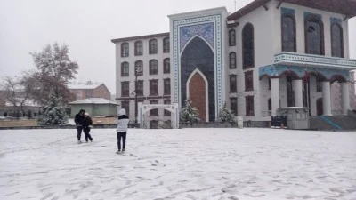 K&uuml;tahya&rsquo;da mevsimin ilk karı yağdı