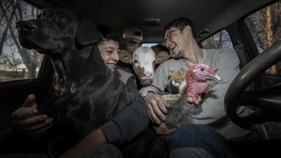 K&uuml;tahyalı kuzenler, &ccedil;iftliklerindeki hayvanlarla olan bağlarıyla g&ouml;renlerin i&ccedil;ini ısıtıyor