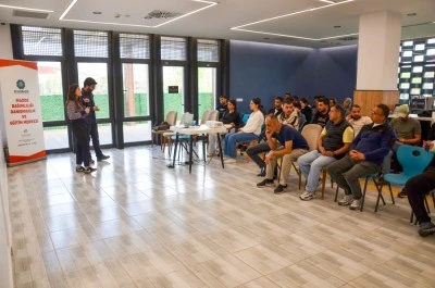 K&uuml;t&uuml;phanelerde bağımlılıkla m&uuml;cadeleye y&ouml;nelik farkındalık eğitimi