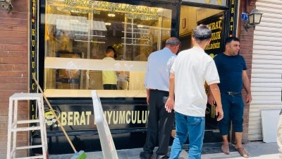 Kuyumcudan silahlı soygun girişimi g&uuml;venlik kamerasında
