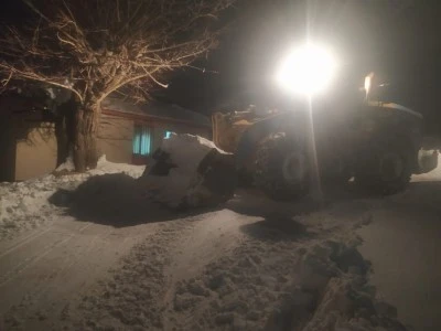 Lice&rsquo;de 4 g&uuml;nd&uuml;r mahsur kalan yurttaş evine ulaştırıldı