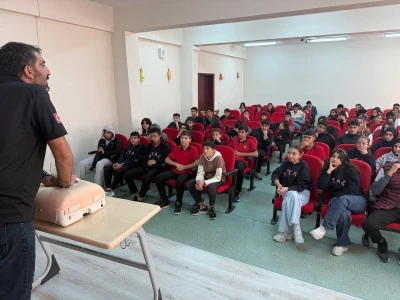 Lise &ouml;ğrencilerine ilkyardım eğitimi verildi