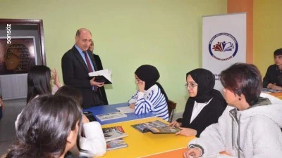 Liseli &ouml;ğrenciler, kitap noktasını gezdi