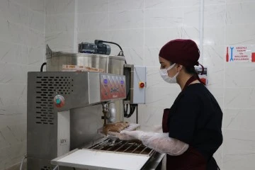 Liseli şefler &ccedil;ikolata &uuml;retiminden 3 ayda 500 bin lira gelir sağladı