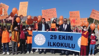 L&ouml;semili &ccedil;ocuklar, turuncu balonlarla y&uuml;r&uuml;d&uuml;