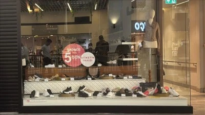 Mağazanın tavanının &ccedil;&ouml;kmesi sonucu biri &ccedil;ocuk 2 kişi yaralandı