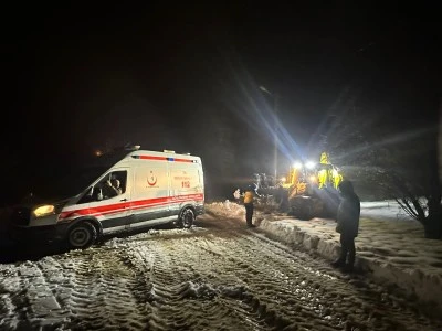 Mahsur kalan ambulans belediye ekiplerince kurtarıldı