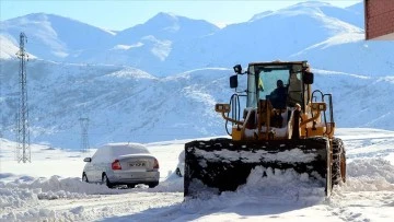 Mahsur kalan ara&ccedil;lar kurtarıldı