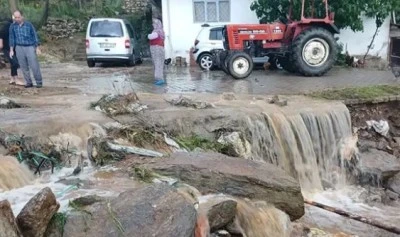 Manisa'da şiddetli sağanak ve dolu hayatı olumsuz etkiledi