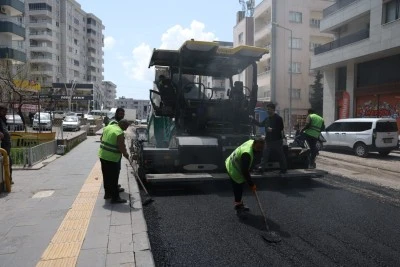 Mardin B&uuml;y&uuml;kşehir Belediyesi asfalt ve yol yenileme &ccedil;alışmalarına devam ediyor