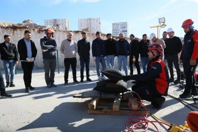Mardin B&uuml;y&uuml;kşehir Belediyesi b&uuml;nyesinde kurulan arama kurtarma ekibine eğitim verildi