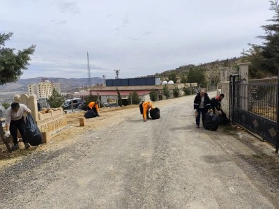 Mardin'de bayram &ouml;ncesi mezarlıklarda temizlik &ccedil;alışması yapıldı