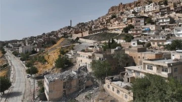 Mardin'de betonarme binaların yıkımı devam ediyor