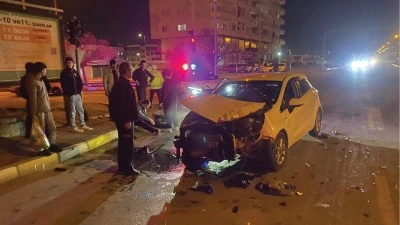 Mardin'de &ccedil;arpışan otomobil ile kamyonetin s&uuml;r&uuml;c&uuml;leri yaralandı