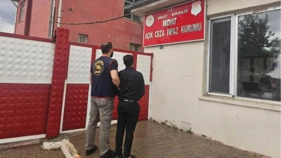 Mardin'de cezaevinden firar eden h&uuml;k&uuml;ml&uuml; d&uuml;ğ&uuml;nde saz &ccedil;alarken yakalandı
