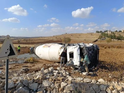 Mardin'de devrilen beton mikserinin s&uuml;r&uuml;c&uuml;s&uuml; yaralandı