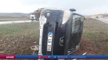 Mardin'de devrilen hafif ticari aracın s&uuml;r&uuml;c&uuml;s&uuml; yaralandı