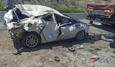 Mardin'de devrilen otomobildeki 1 kişi &ouml;ld&uuml;, 1 kişi yaralandı