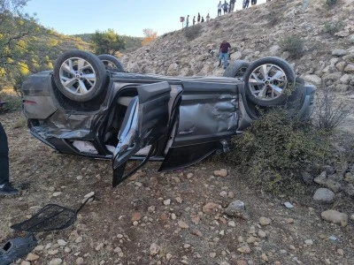 Mardin'de devrilen otomobildeki 2 kişi yaralandı