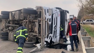 Mardin'de devrilen tırın s&uuml;r&uuml;c&uuml;s&uuml; yaralandı