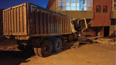 Mardin'de evin duvarına &ccedil;arpan kamyonun s&uuml;r&uuml;c&uuml;s&uuml; yaralandı