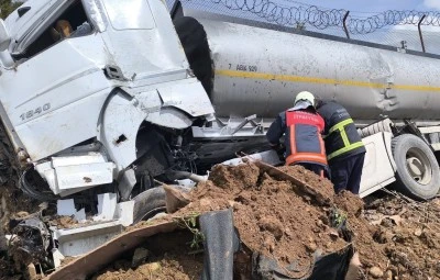 Mardin'de istinat duvarına &ccedil;arpan tankerin s&uuml;r&uuml;c&uuml;s&uuml; yaralandı