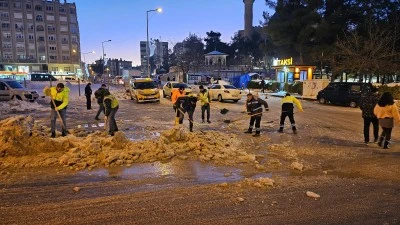 Mardin'de karla m&uuml;cadele &ccedil;alışmaları s&uuml;r&uuml;yor