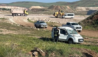 Mardin'de kontrolden &ccedil;ıkarak yol kenarına savrulan hafif ticari ara&ccedil;taki 4 kişi yaralandı