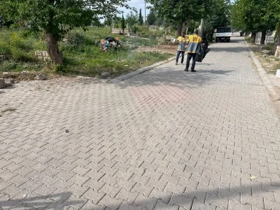 Mardin'de mezarlıklarda temizlik ve &ccedil;evre d&uuml;zenlemesi ger&ccedil;ekleştirdi