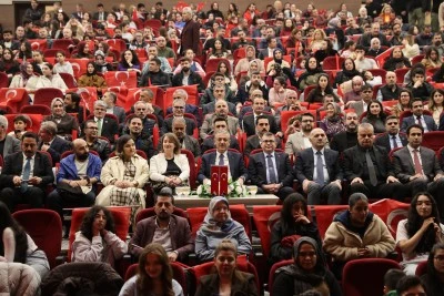 Mardin'de m&uuml;zikal tiyatro "Kim Var?" sahnelendi